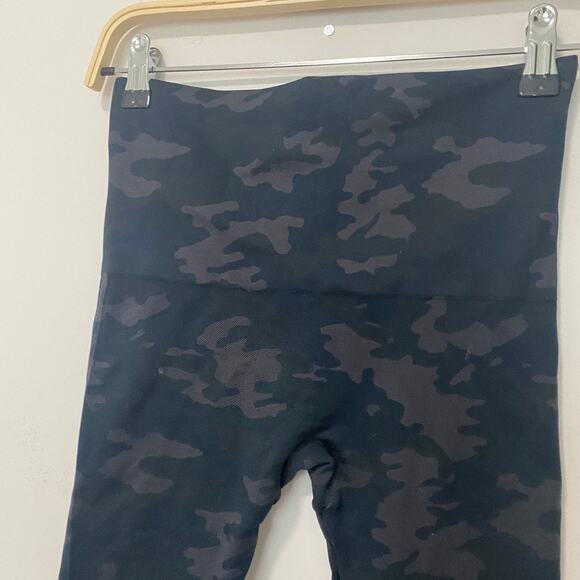 Spanx Look At Me Now Gray Camo Leggings Size Medium - Picture 3 of 3